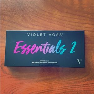 Violet Voss Essentials 2 palette